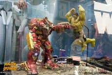 SDCC-2015---Hot-Toys---Hulkbuster-vs-Hulk