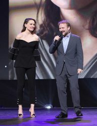 700048058SH00033 Disney s D