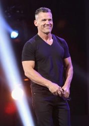 700048058TM00114 Disney s D 1